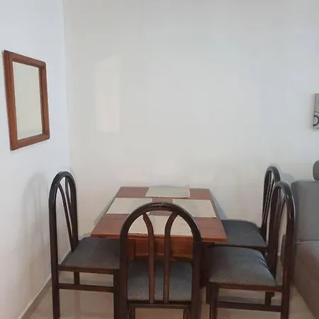 Comodo, Cerca Al Mar *